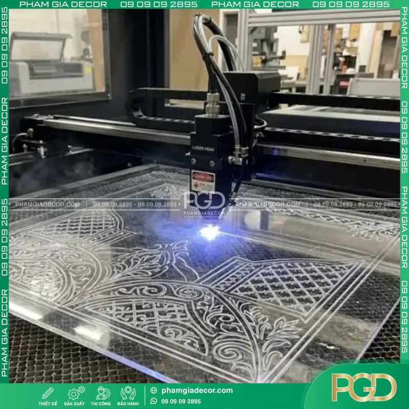 Dịch vụ cắt khắc CNC Laser quảng cáo chuyên nghiệp tại TP.HCM 2 Cắt khắc CNC - laser theo yêu cầu trên nhựa acrylic tạo cạnh cắt mịn, sắc nét.