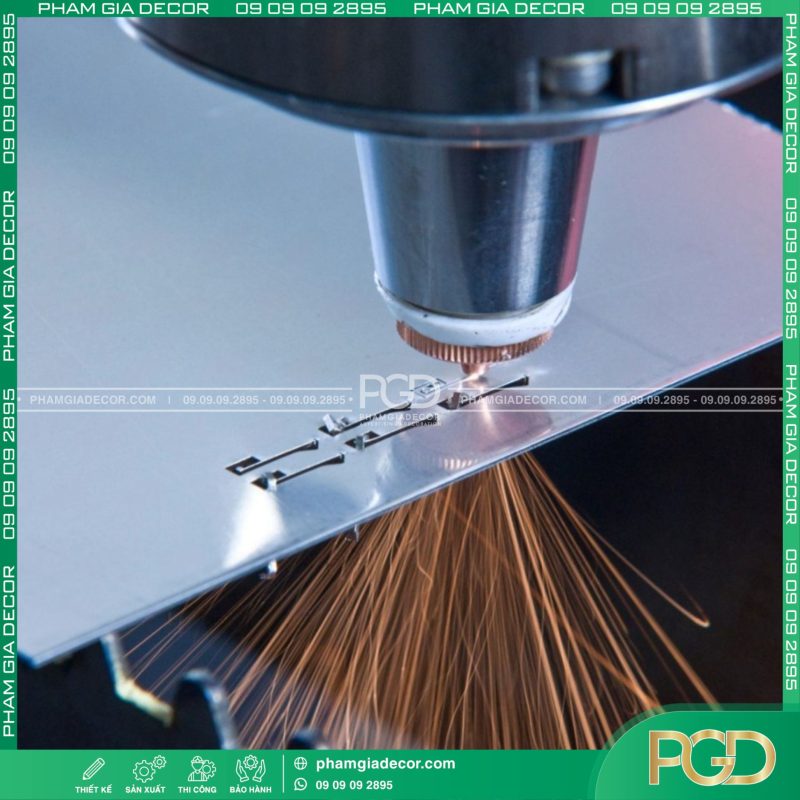 Dịch vụ cắt khắc CNC Laser quảng cáo chuyên nghiệp tại TP.HCM 1 Cơ chế vận hành cắt khắc CNC laser tự động, chính xác từng chi tiết.