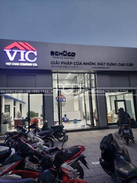 Bảng Hiệu Alu Dựng Chữ Nổi LED Viet Chau: Thiết Kế Độc Quyền 7 lam bang hieu alu chu noi co led cong ty vic