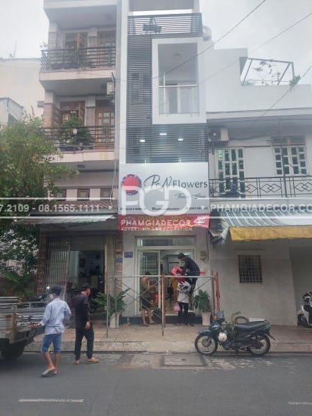Bảng Hiệu Alu Chữ Nổi PN Flowers 12 lam bang hieu alu chu noi led hoa shop 1