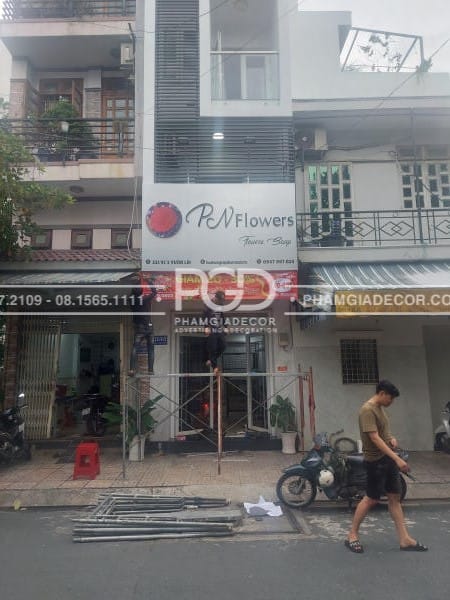 Bảng Hiệu Alu Chữ Nổi PN Flowers 15 lam bang hieu alu xam chu noi