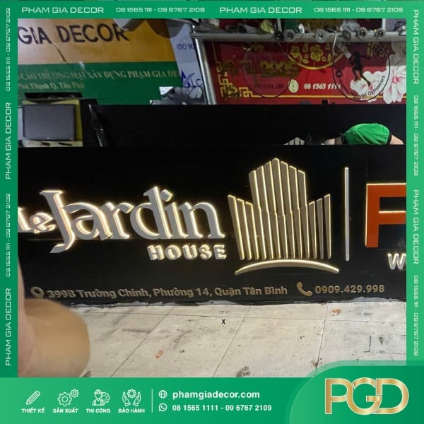 Bảng Hiệu Alu Nền Đen Chữ Nổi Inox Âm Led Sáng Chân Nâng Tầm Nhận Diện Cho Văn Phòng Le Jardin House Fido VN 17 bang hieu alu am led nen den