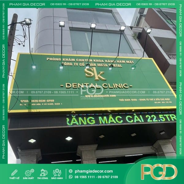 Bảng Hiệu Alu Nền Xanh Lá Chữ Nổi Alu Vàng Gương Phòng Khám SK Dental 10 bang hieu alu led hat nen 1