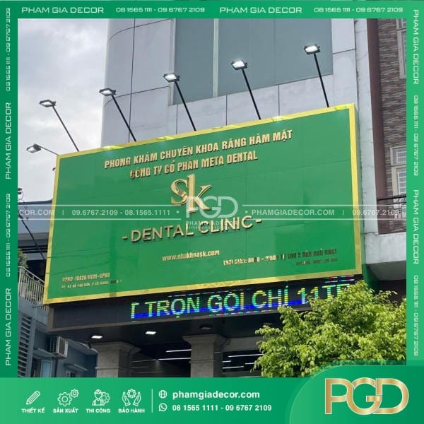 Bảng Hiệu Alu Nền Xanh Lá Chữ Nổi Alu Vàng Gương Phòng Khám SK Dental 8 bang hieu alu vang guong chu noi