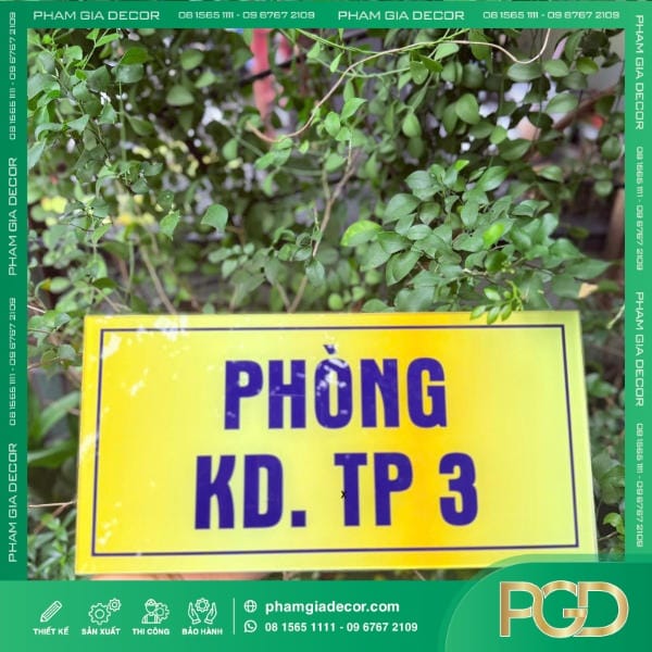 Bảng Tên Phòng Ban Mica In UV Nền Vàng Giải Pháp Nhận Diện Hiện Đại & Sang Trọng 12 bang ten mica nen vang in uv