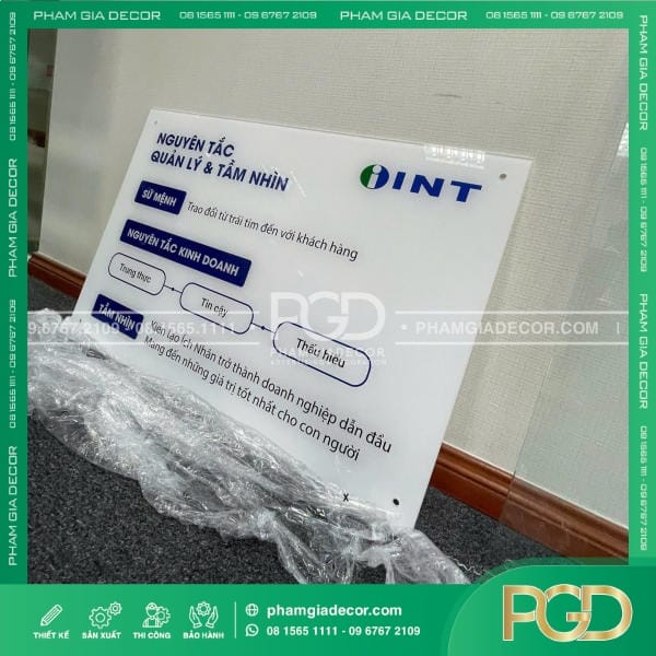 Bảng thông tin gắn tường mica in UV cho công ty INT 12 bang-thong-tin-gan-tuong-cong-ty