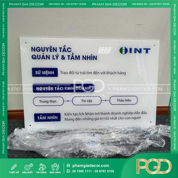 Bảng thông tin gắn tường mica in UV cho công ty INT 13 bang thong tin mica in uv dan tuong