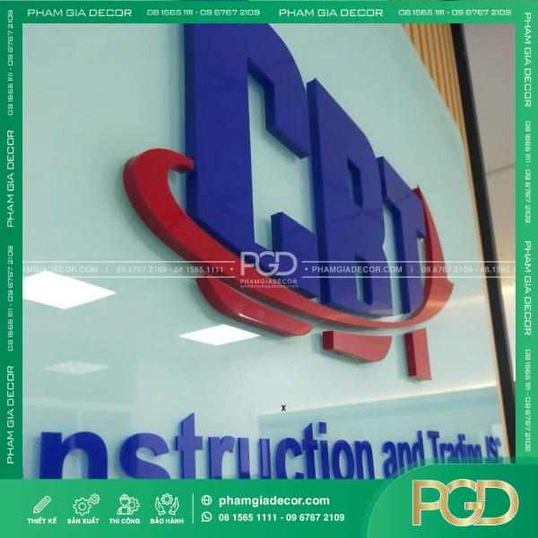 thiet ke logo van phong nen kinh vien led chu noi mica