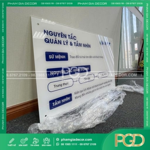 Bảng thông tin gắn tường mica in UV cho công ty INT 14 bảng thông tin dán tường công ty