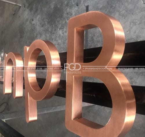 So sánh Chữ Nhôm và Chữ Inox 8 Bộ chữ thương hiệu inox sang trọng