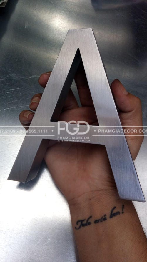 So sánh Chữ Nhôm và Chữ Inox 2 chữ inox uốn nổi bền đẹp