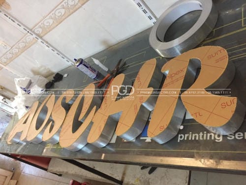 So sánh Chữ Nhôm và Chữ Inox 6 gia công chữ nhôm