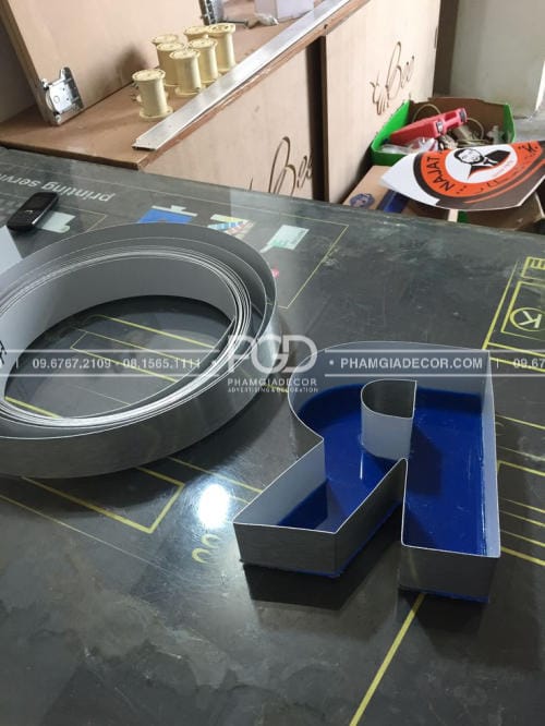 So sánh Chữ Nhôm và Chữ Inox 4 gia công chữ nhôm đơn giản