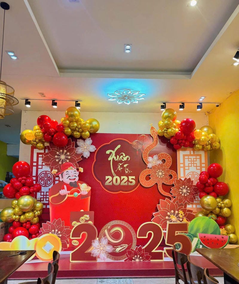 lam backdrop tiec cuoi nam gia re