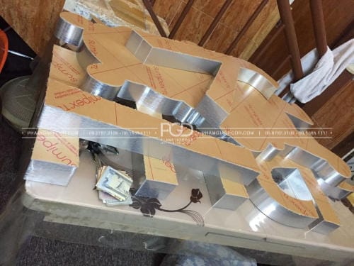 So sánh Chữ Nhôm và Chữ Inox 7 gia công chữ nhôm tại xưởng