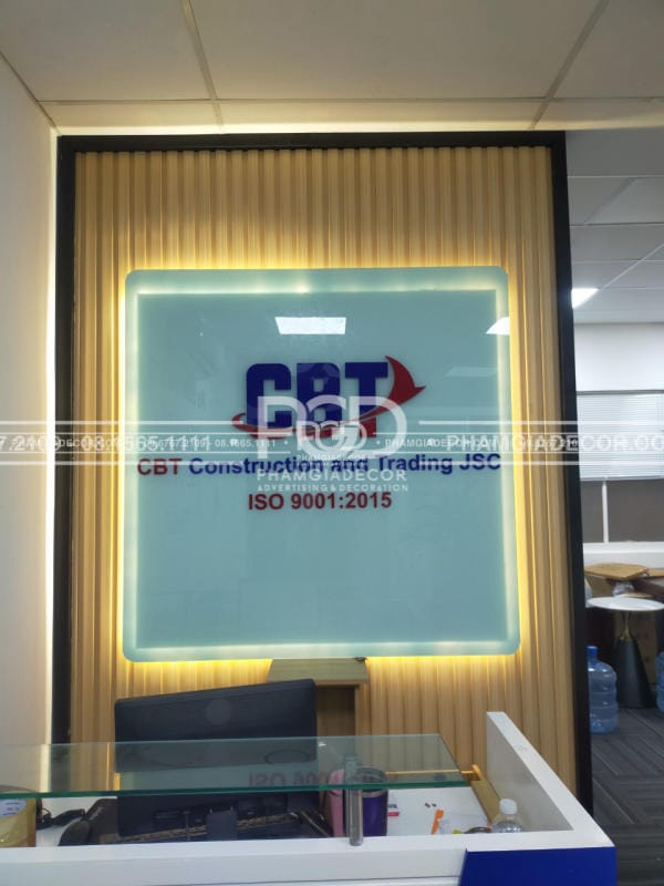 Hot Trend Bảng Hiệu Văn Phòng 2025: Thiết Kế Ấn Tượng - Tạo Động Lực Làm Việc 9 lam logo van phong kinh dan mica chu noi