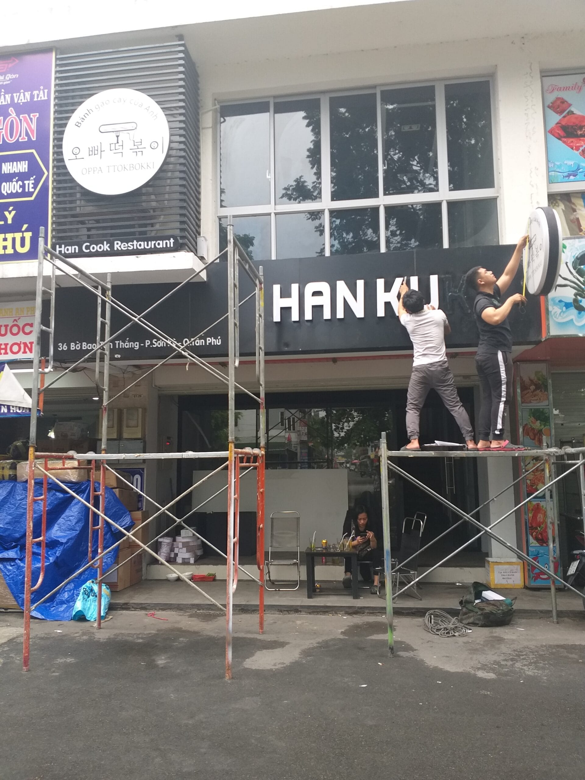 Thi công làm bảng hiệu tại quận Tân phú 3 bang hieu quan tan phu gia re