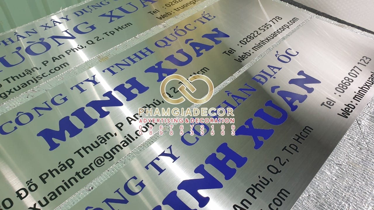 bang-ten-cong-ty-inox-trang-xuoc-dep-gia-re