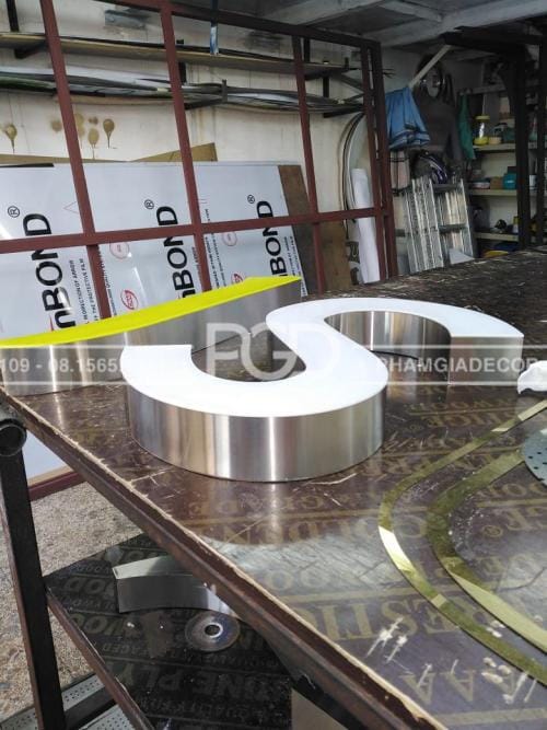 Gia Công Chữ Nhôm Có Gờ Không Gờ GIÁ RẺ LẤY NGAY! BẢNG GIÁ! 8 chữ nhôm nguyên khối