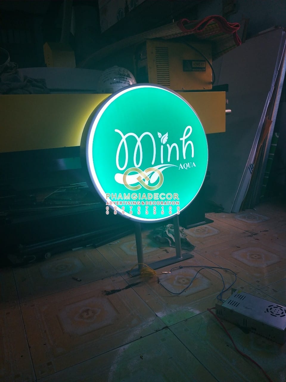 Làm biển hiệu quảng cáo giá rẻ 5 hop den gia re