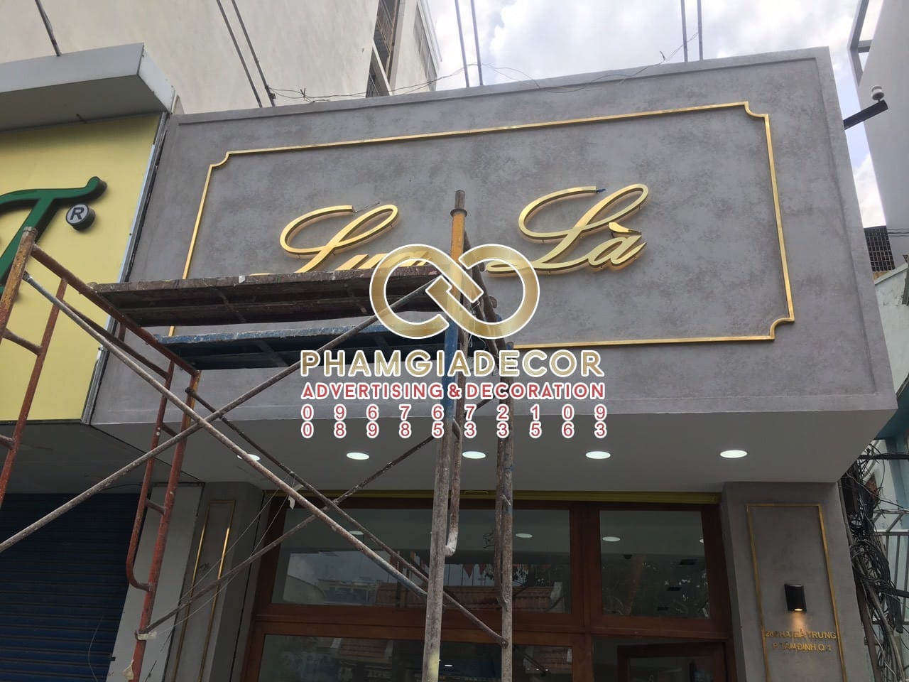 thi-cong-bang-hieu-inox-gia-re