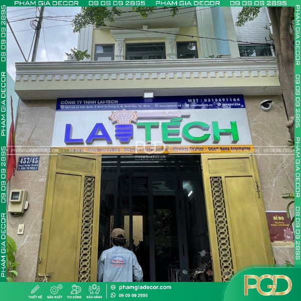 Làm Bảng Hiệu Alu Nền Trắng Chữ Mica Nổi Cho Mặt Tiền Công Ty Lai Tech 16 làm bảng hiệu alu chữ nổi hông formex