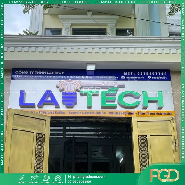 Làm Bảng Hiệu Alu Nền Trắng Chữ Mica Nổi Cho Mặt Tiền Công Ty Lai Tech 14 làm bảng hiệu alu chữ nổi mica