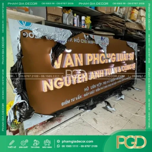 Làm Bảng Hiệu Alu Chữ Nổi Điểm Nổi Bật Của Doanh Nghiệp 2 bang-hieu-alu-chu-noi-mica