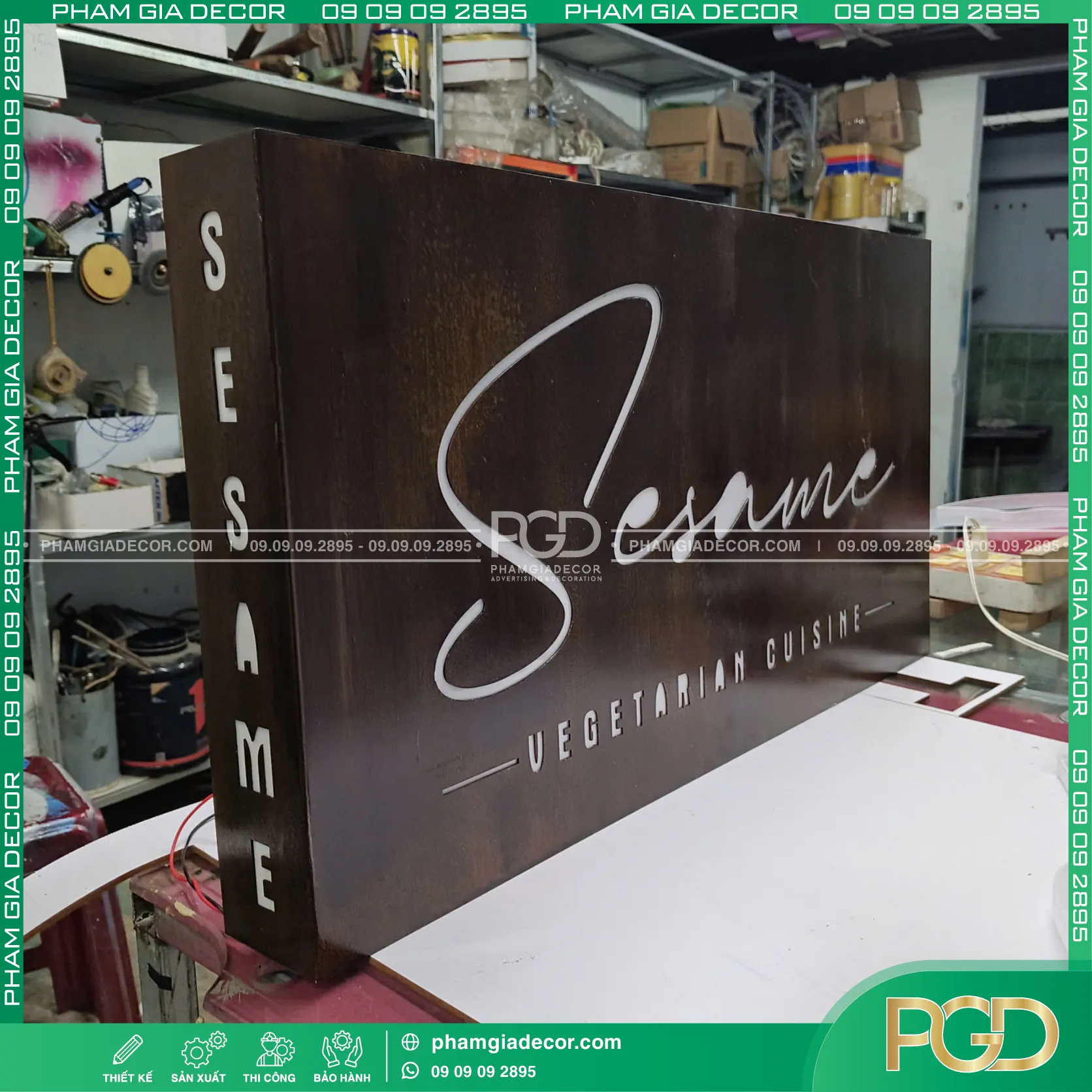 Hộp đèn gỉ sét
