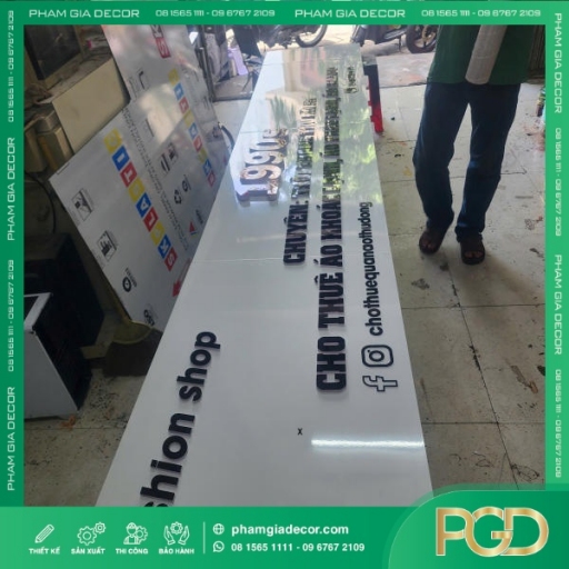 Bảng Hiệu Alu Nền Trắng Chữ Nổi Mica Đen Cho Shop 1990s Sang Trọng, Nổi Bật Và Phong Cách thumb