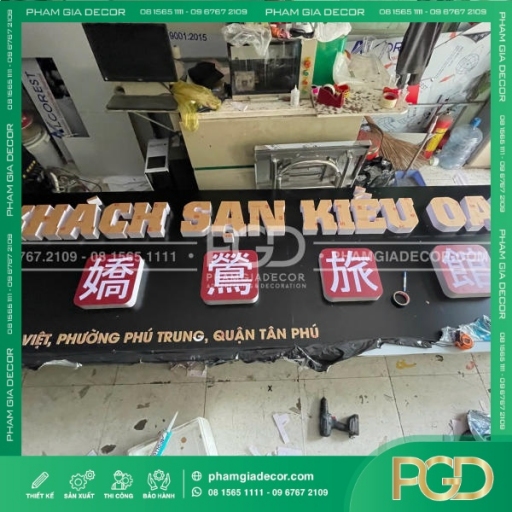 Làm bảng hiệu Alu nền đen chữ nổi cho khách sạn Kiều Oanh thumb