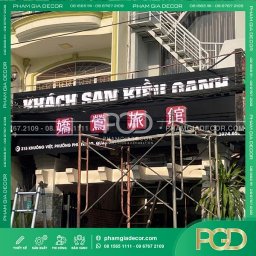 Làm bảng hiệu Alu nền đen chữ nổi cho khách sạn Kiều Oanh thumb