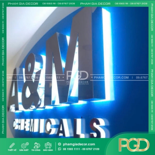 Hộp đèn alu logo công ty A&M chữ nổi inox sáng chân thumb