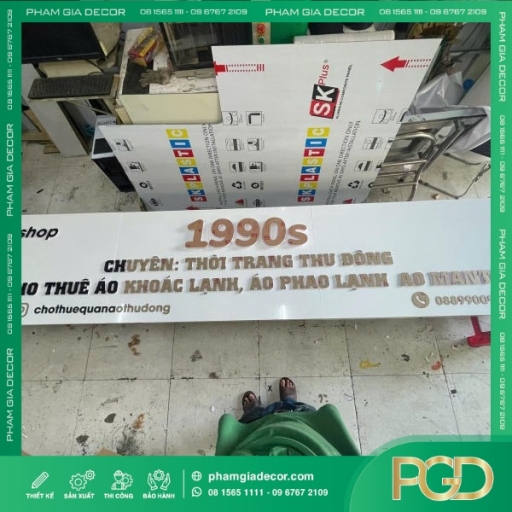 Bảng Hiệu Alu Nền Trắng Chữ Nổi Mica Đen Cho Shop 1990s Sang Trọng, Nổi Bật Và Phong Cách