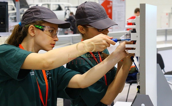Các thí sinh nữ tham gia nghề lắp đặt điện tại WorldSkills Jun tại Kazan Expo - Ảnh: T.THƯƠNG