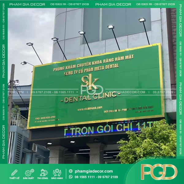 Bảng Hiệu Alu Nền Xanh Lá Chữ Nổi Alu Vàng Gương  Phòng Khám SK Dental