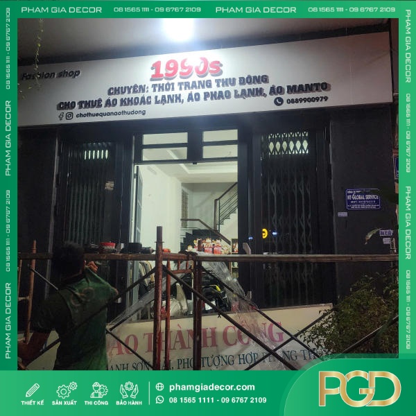 Bảng Hiệu Alu Nền Trắng Chữ Nổi Mica Đen Cho Shop 1990s Sang Trọng, Nổi Bật Và Phong Cách