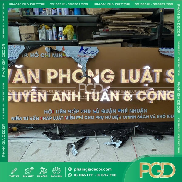 Bảng Hiệu Alu vàng đồng chữ nổi cho văn phòng luật sư Anh Tuấn
