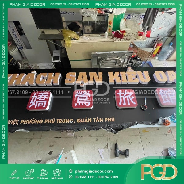 Làm bảng hiệu Alu nền đen chữ nổi cho khách sạn Kiều Oanh