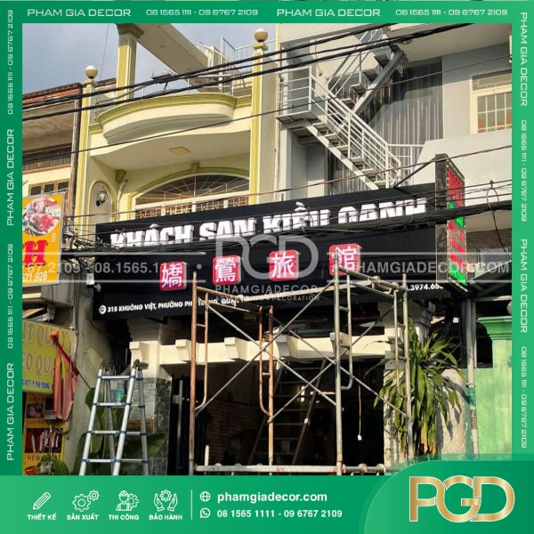 Làm bảng hiệu Alu nền đen chữ nổi cho khách sạn Kiều Oanh