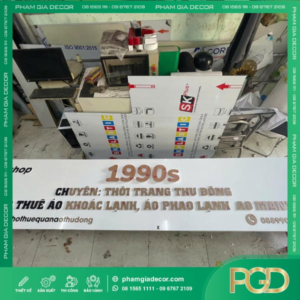 Bảng Hiệu Alu Nền Trắng Chữ Nổi Mica Đen Cho Shop 1990s Sang Trọng, Nổi Bật Và Phong Cách