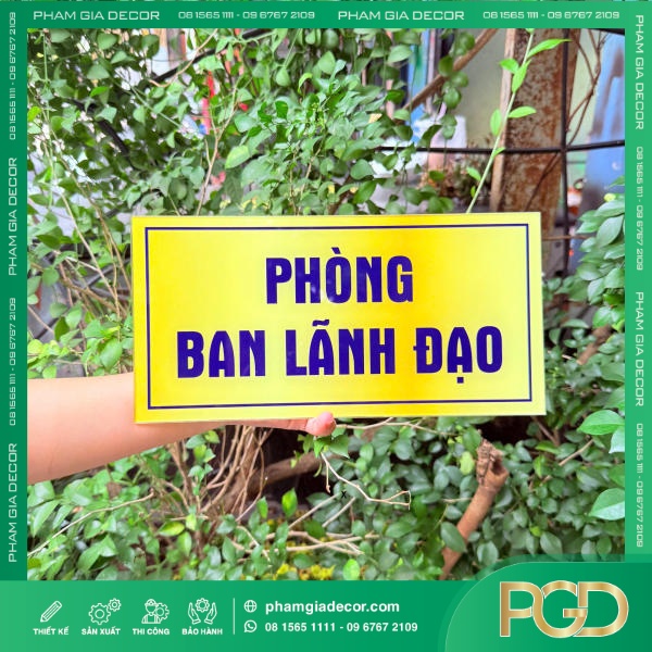 Bảng Tên Phòng Ban Mica In UV Nền Vàng Giải Pháp Nhận Diện Hiện Đại & Sang Trọng