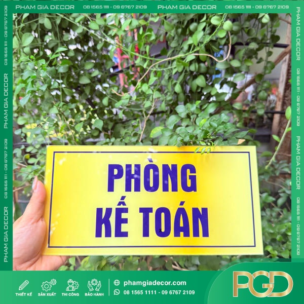 Bảng Tên Phòng Ban Mica In UV Nền Vàng Giải Pháp Nhận Diện Hiện Đại & Sang Trọng