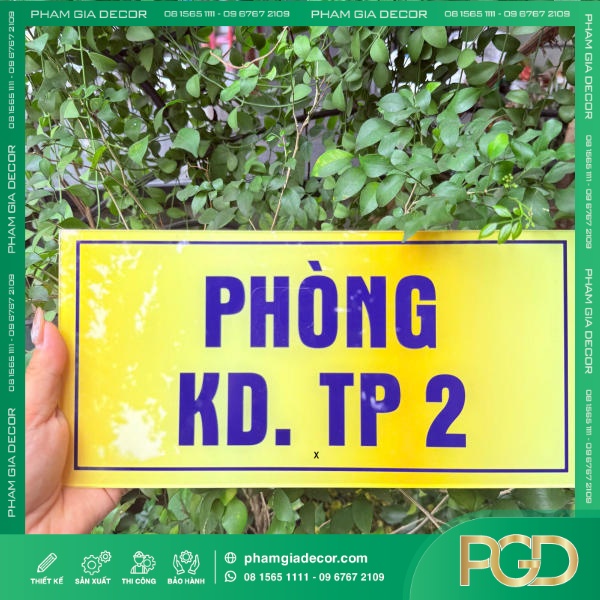 Bảng Tên Phòng Ban Mica In UV Nền Vàng Giải Pháp Nhận Diện Hiện Đại & Sang Trọng