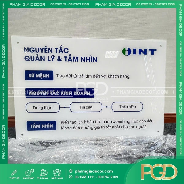 Bảng thông tin gắn tường mica in UV cho công ty INT
